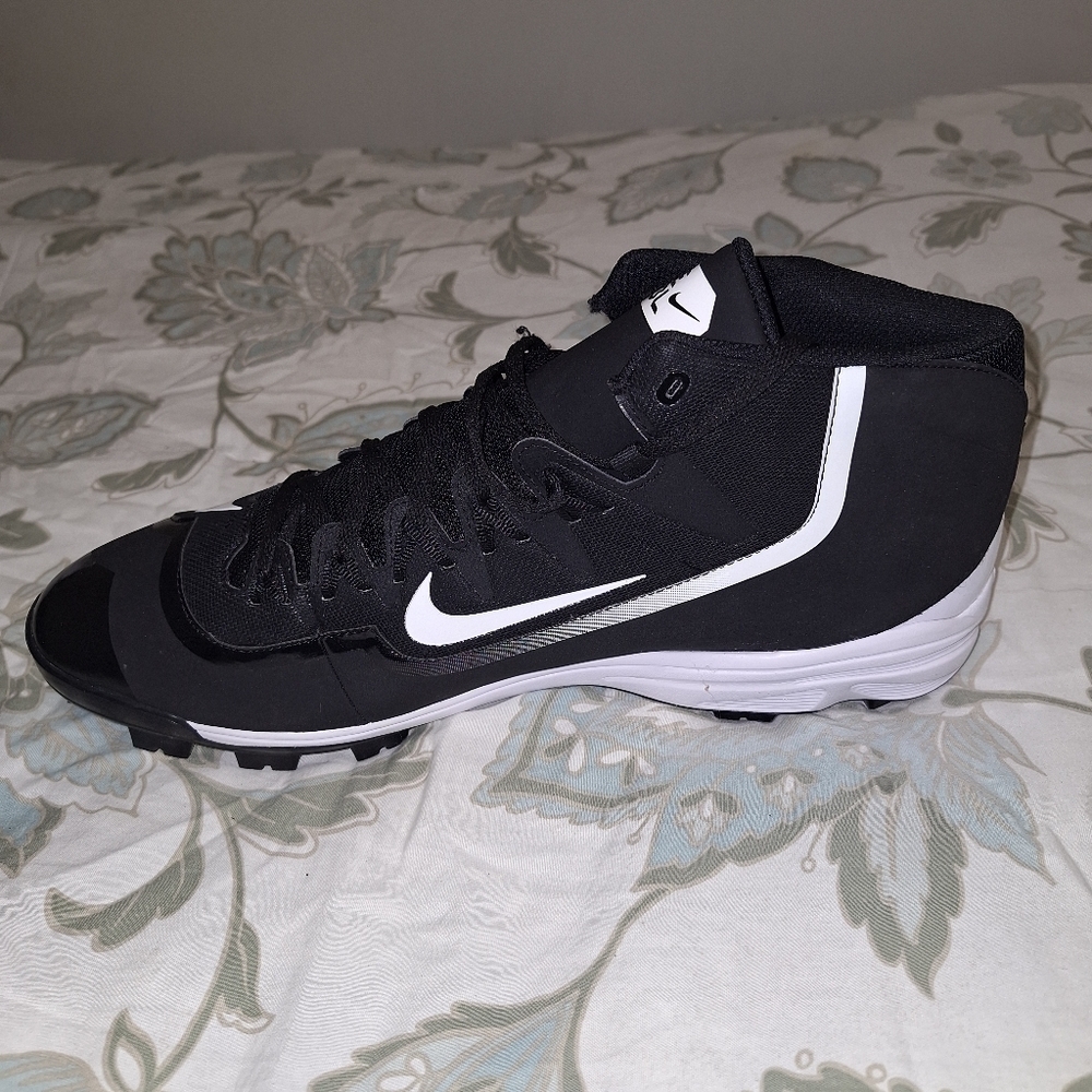 A pair of Nike Hurache baseball shoes. Like new condition. In a mens size 16. - Picture 7 of 11